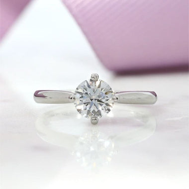 Classic solitaire ring with 1 carat diamond